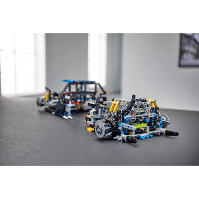 Авто-конструктор LEGO Technic Bugatti Chiron (42083)