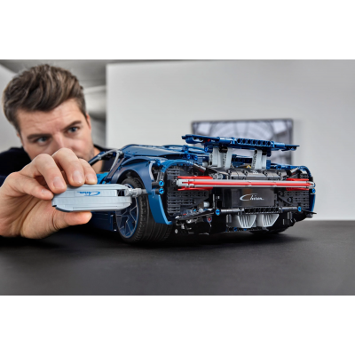 Авто-конструктор LEGO Technic Bugatti Chiron (42083)