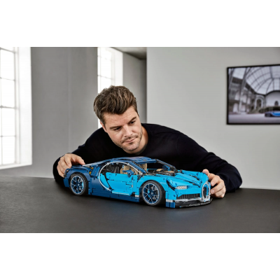 Авто-конструктор LEGO Technic Bugatti Chiron (42083)